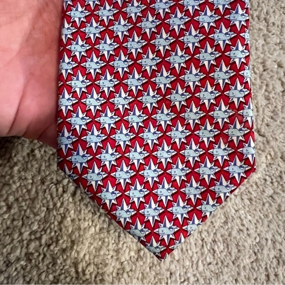 Men’s Vineyard Vines red whale patterned pure silk tie - Picture 4 of 5